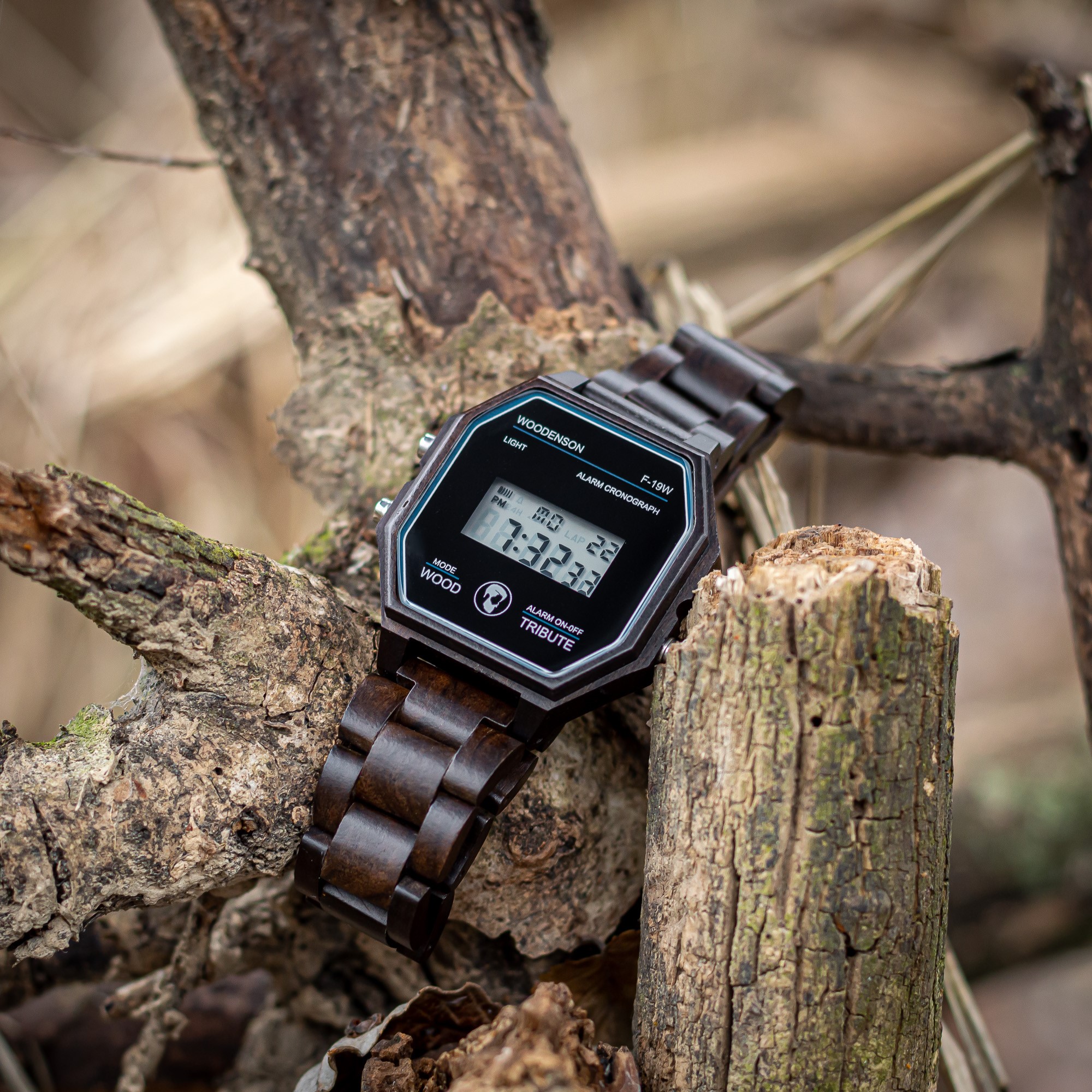 Reloj digital con correa de madera Cassius - Woodenson Chile