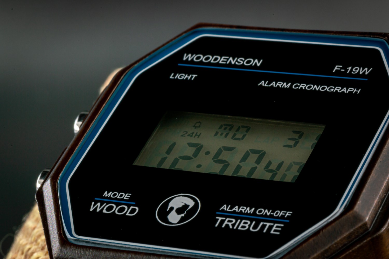 Reloj digital con correa de madera Cassius - Woodenson Chile