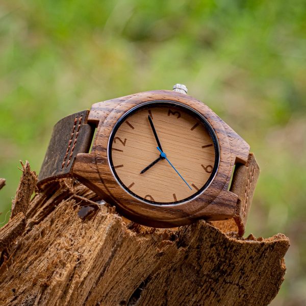 Reloj digital con correa de madera Cassius - Woodenson Chile